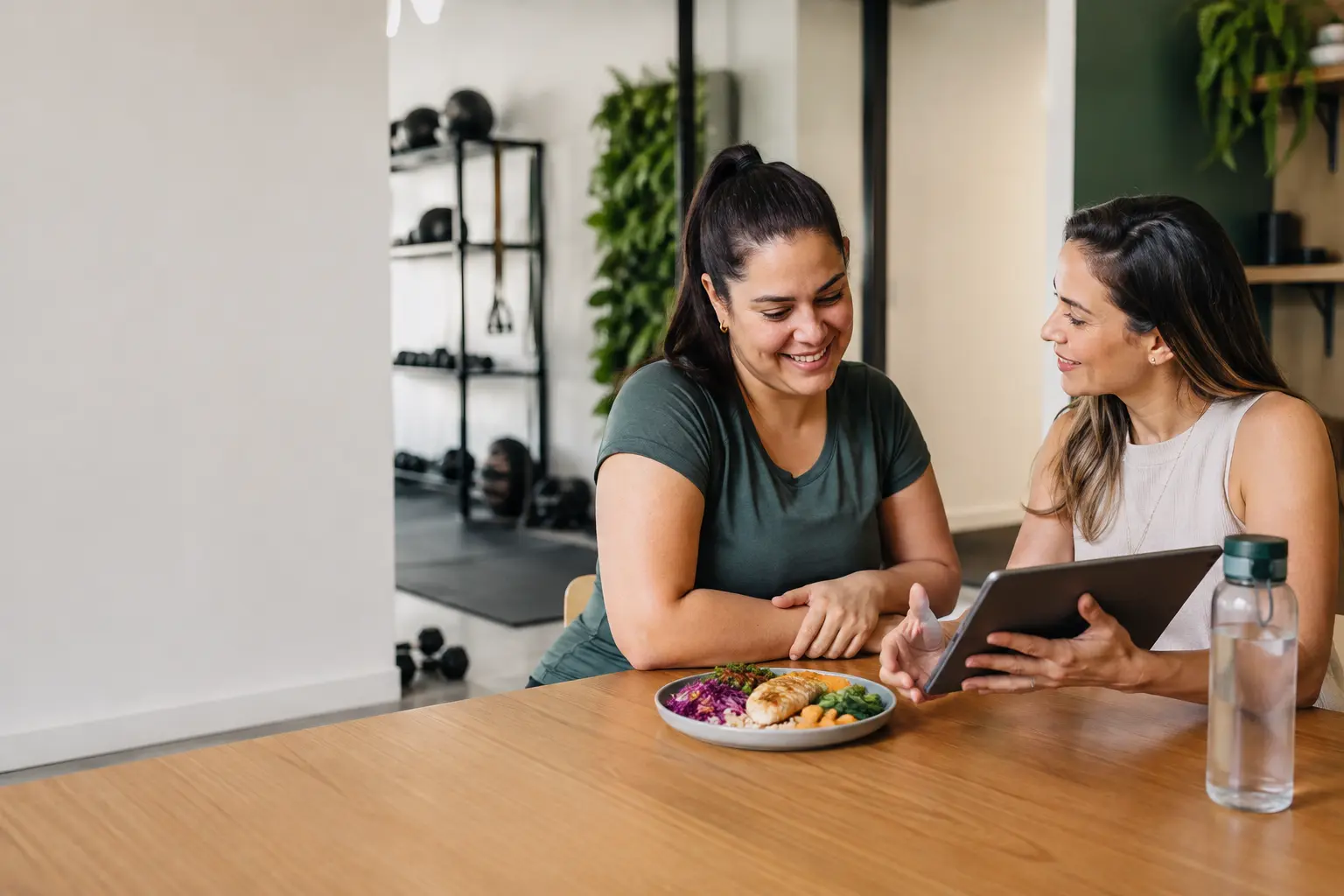 Cliente conversando com profissional sobre alimentação e treino